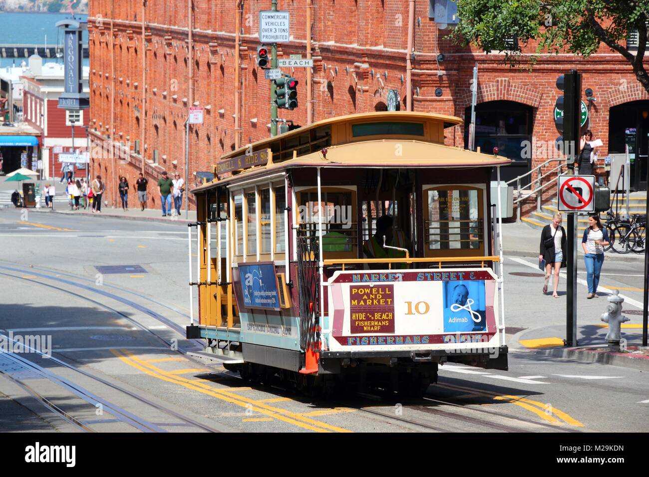 SAN FRANCISCO, USA - April 8, 2014: Leute, Fahrt mit der historischen Cable Car in San Francisco, USA. Berühmte SF Straßenbahnen wurde im Jahr 1878. Stockfoto