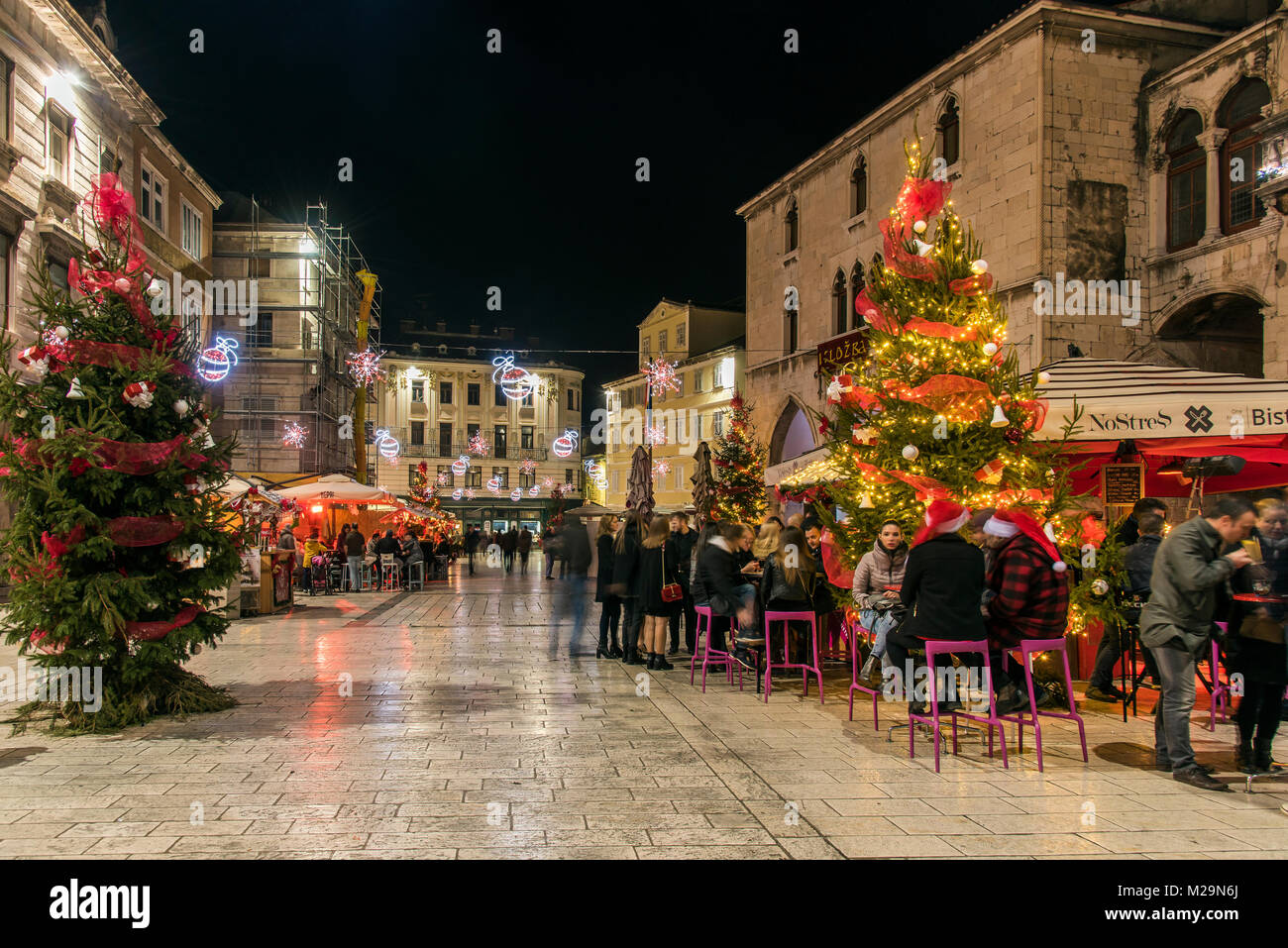 Weihnachtsbeleuchtung und Dekoration in Narodni Trg Platz, Split, Dalmatien, Kroatien Stockfoto