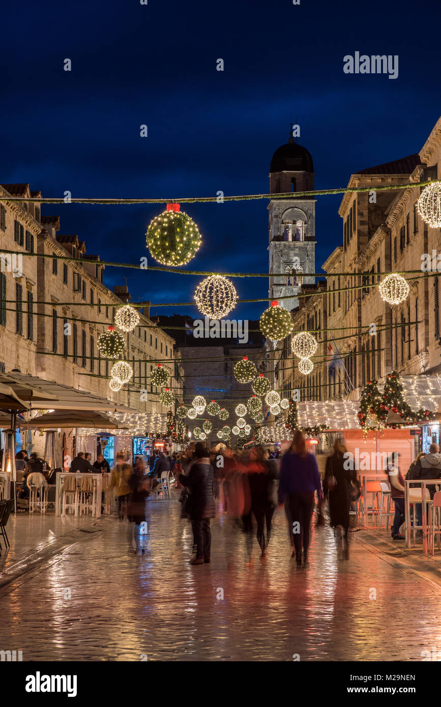 Stradun Fußgängerzone mit Weihnachtsbeleuchtung und Dekoration, Dubrovnik, Kroatien geschmückt Stockfoto