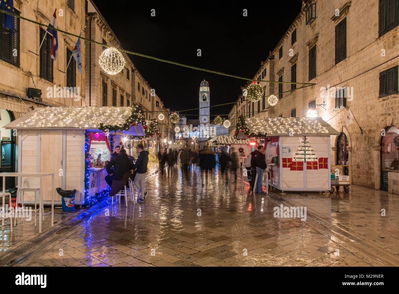 Stradun Fußgängerzone mit Weihnachtsbeleuchtung und Dekoration, Dubrovnik, Kroatien geschmückt Stockfoto