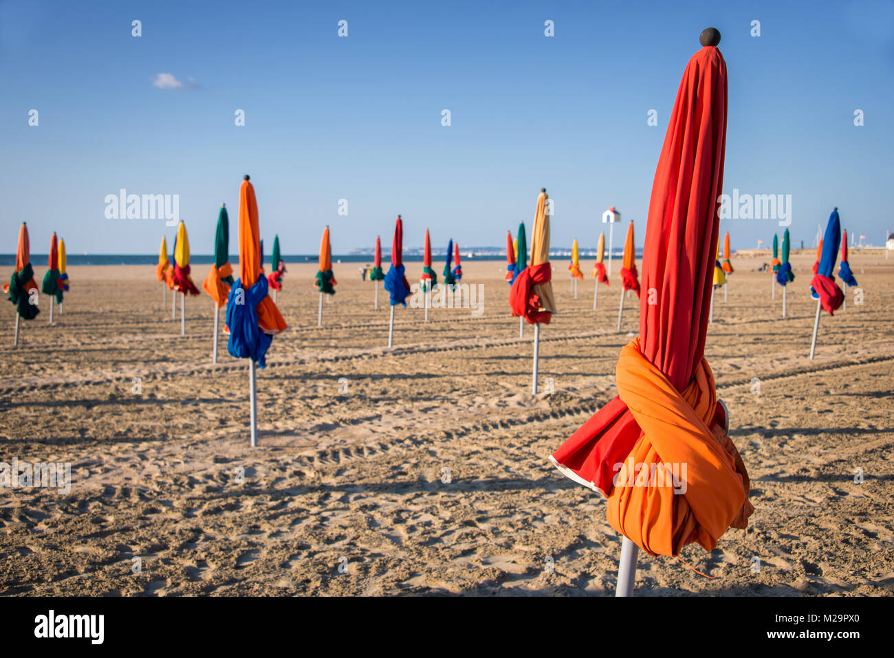 Bunte Sonnenschirme am Strand von Deauville, Frankreich Stockfoto