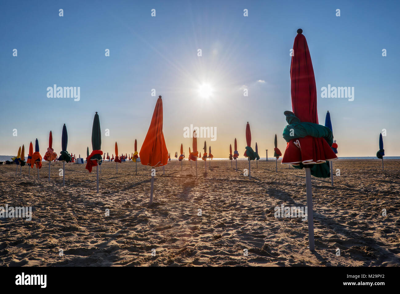 Bunte Sonnenschirme am Strand von Deauville, Frankreich Stockfoto