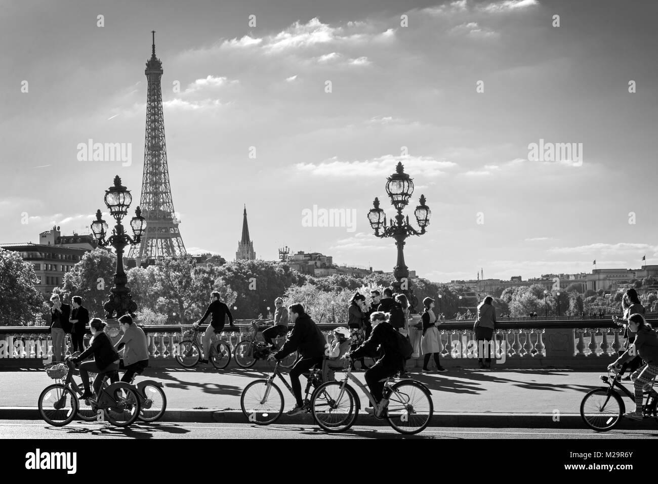 Menschen auf Fahrräder und Fußgänger geniessen einen autofreien Tag auf Alexandre III Brücke in Paris, Frankreich Stockfoto