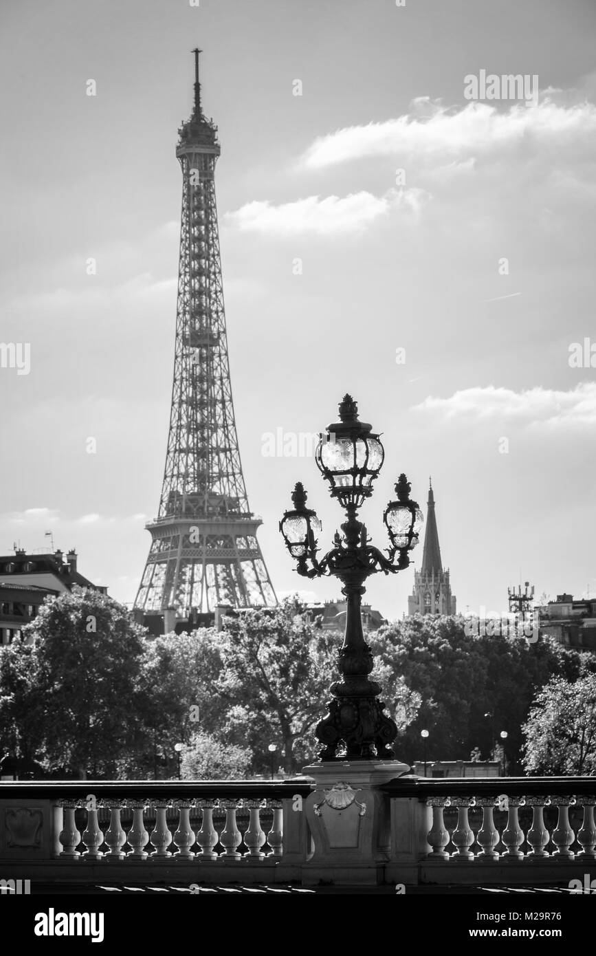Straßenlaterne auf der Alexandre III Brücke gegen den Eiffelturm in Paris, Frankreich Stockfoto