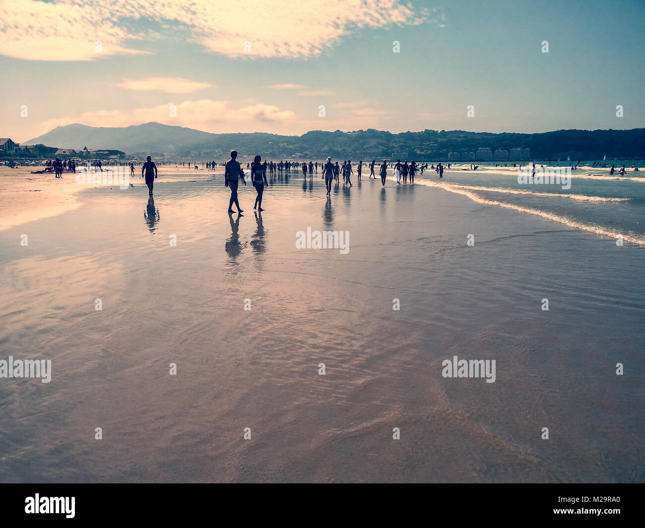 Die Leute am Strand von Hendaye, Baskenland, Frankreich Stockfoto