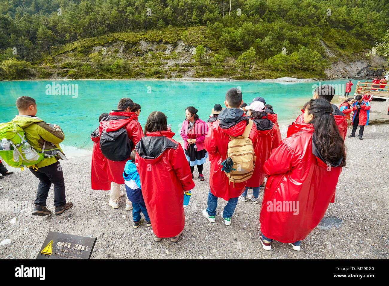 Lijiang, China - 22. September 2017: Touristen hören Tourguide am River in Blue Moon Valley, einem der Top Reiseziele Stockfoto