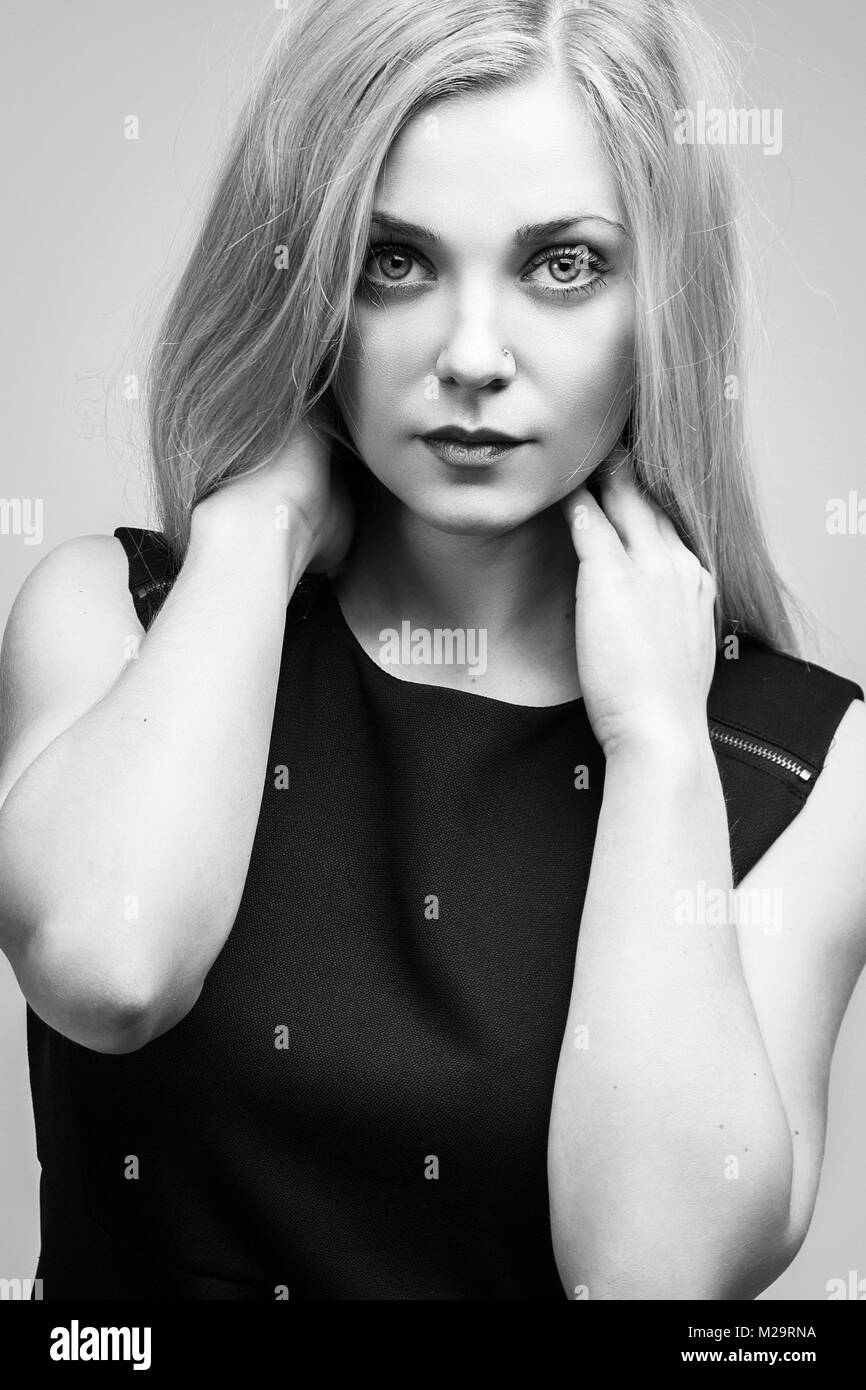 Porträt einer Schöne junge blonde Frau. Schwarz und Weiß Foto Stockfoto