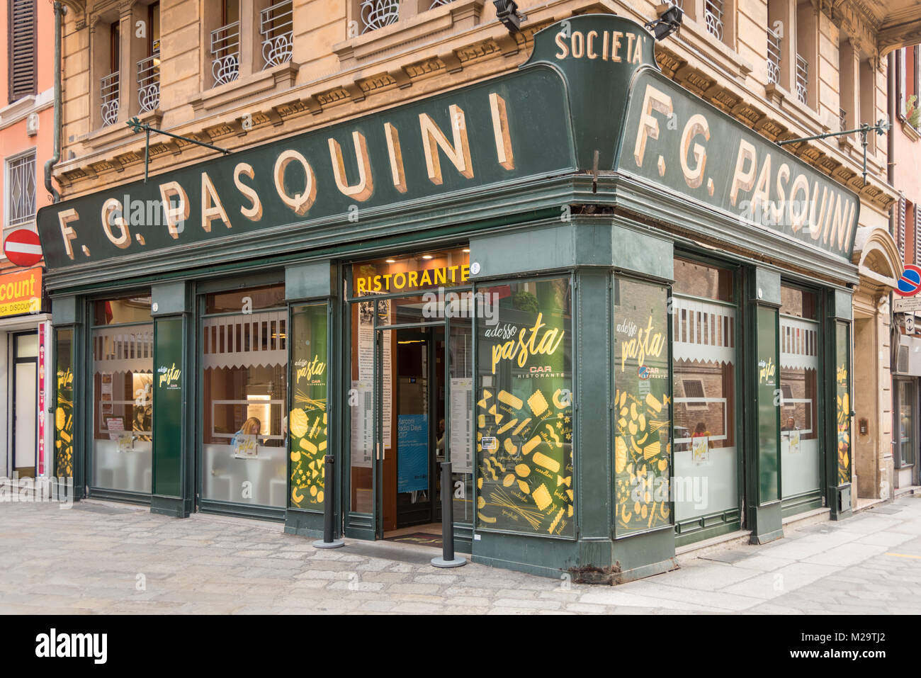 F G Pasquini Restaurant an einer Straßenecke in Bologna Italien in einem traditionellen alten Gebäude Stockfoto