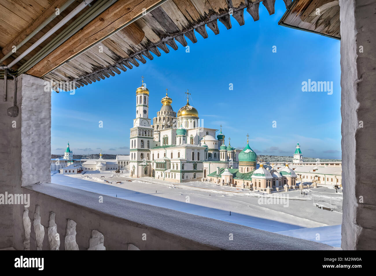 Blick auf die Auferstehung Kathedrale von Mauer des Neuen Jerusalem Kloster in sonnigen Wintertag, Istra, Moskau, Russland Stockfoto