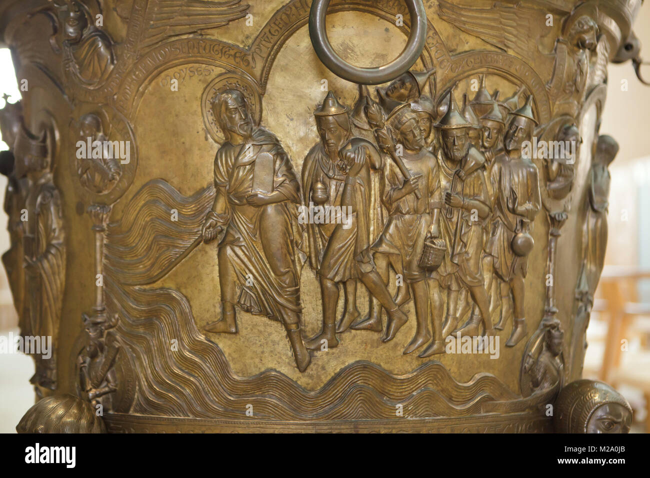 Abschied im Roten Meer. Romanische Reliefs auf das bronzene Taufbecken (Bronzetaufe) aus dem 11. Jahrhundert in der Hildesheimer Dom (Hildesheimer Dom) in Hildesheim in Niedersachsen, Deutschland. Stockfoto