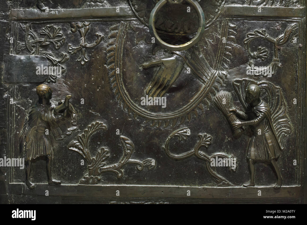 Kain und Abel, die Ihre Angebote zu Gott. Romanische bronze Relief in der Bernward Türen (bernwardstür) aus dem 11. Jahrhundert in der Hildesheimer Dom (Hildesheimer Dom) in Hildesheim in Niedersachsen, Deutschland. Stockfoto