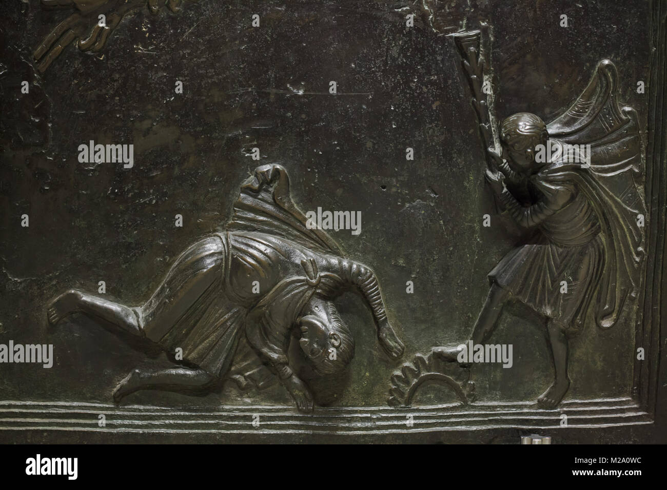 Kain Abel zu töten. Romanische bronze Relief in der Bernward Türen (bernwardstür) aus dem 11. Jahrhundert in der Hildesheimer Dom (Hildesheimer Dom) in Hildesheim in Niedersachsen, Deutschland. Stockfoto