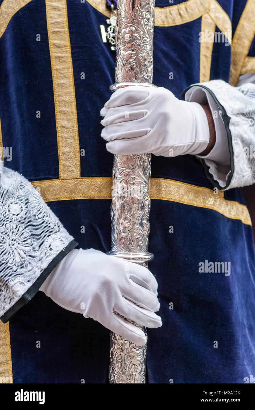 Detail der Hände eines Akolythen eine processional Leuchter während einer Prozession der Heiligen Woche. Stockfoto