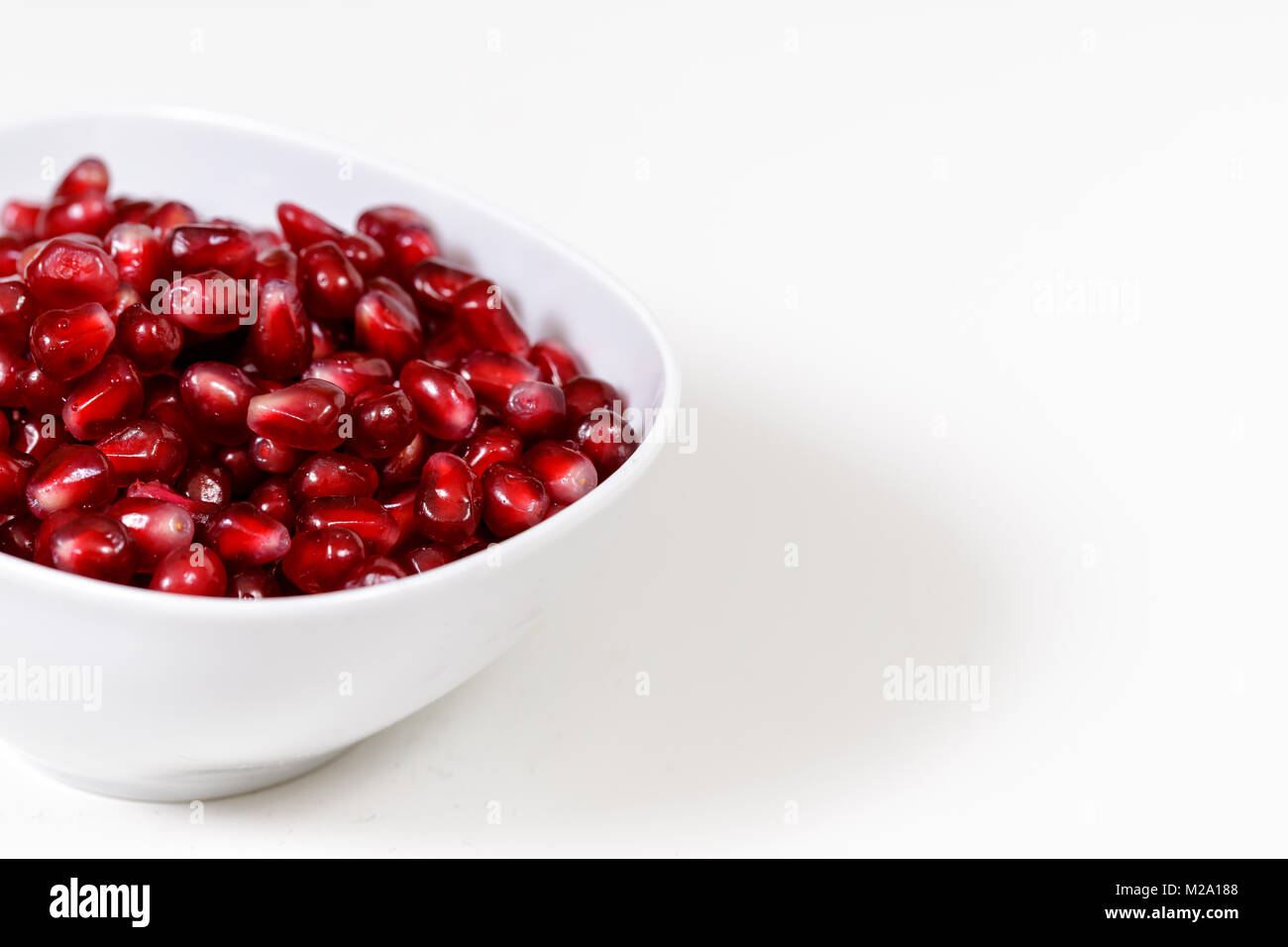 Granatapfel Samen schließen bis auf weißem Hintergrund. Stockfoto