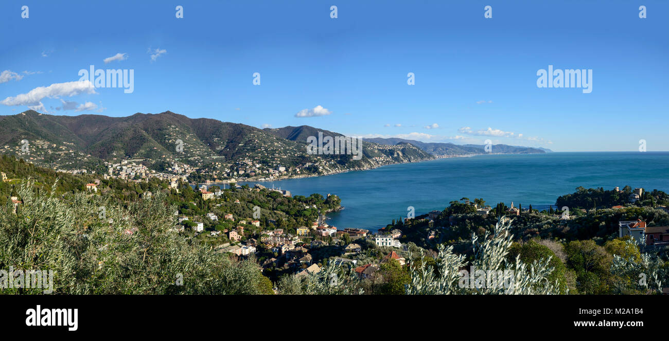 Landschaft von Mittelmeer Golf im Winter, in Richtung Osten, die in sommerliche Wetter und Licht von einem Hügel oberhalb von San Michele di Pagana, Genua, Ligurien, ICH Stockfoto