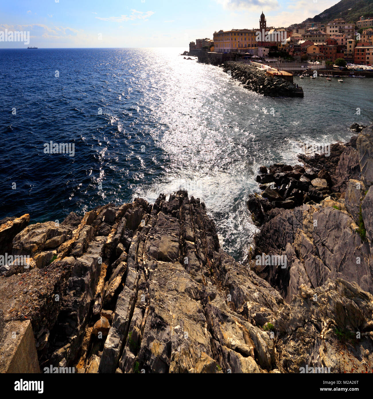 Genua, Ligurien Ufer/Italien - 2011/12/06: Nervi ufer Bezirk von Genua - Passeggiata Anita Garibaldi panorama Passage, Aussicht auf die felsige Küstenlinie Stockfoto