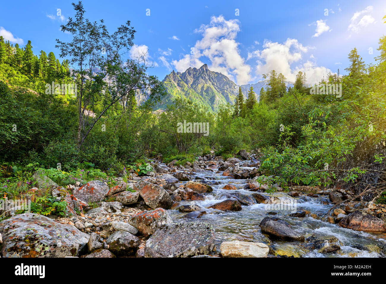 Mountain Stream auf sonnigen Tag. Wasser fließt zwischen großen Steinen. Ostsajan. Russland Stockfoto
