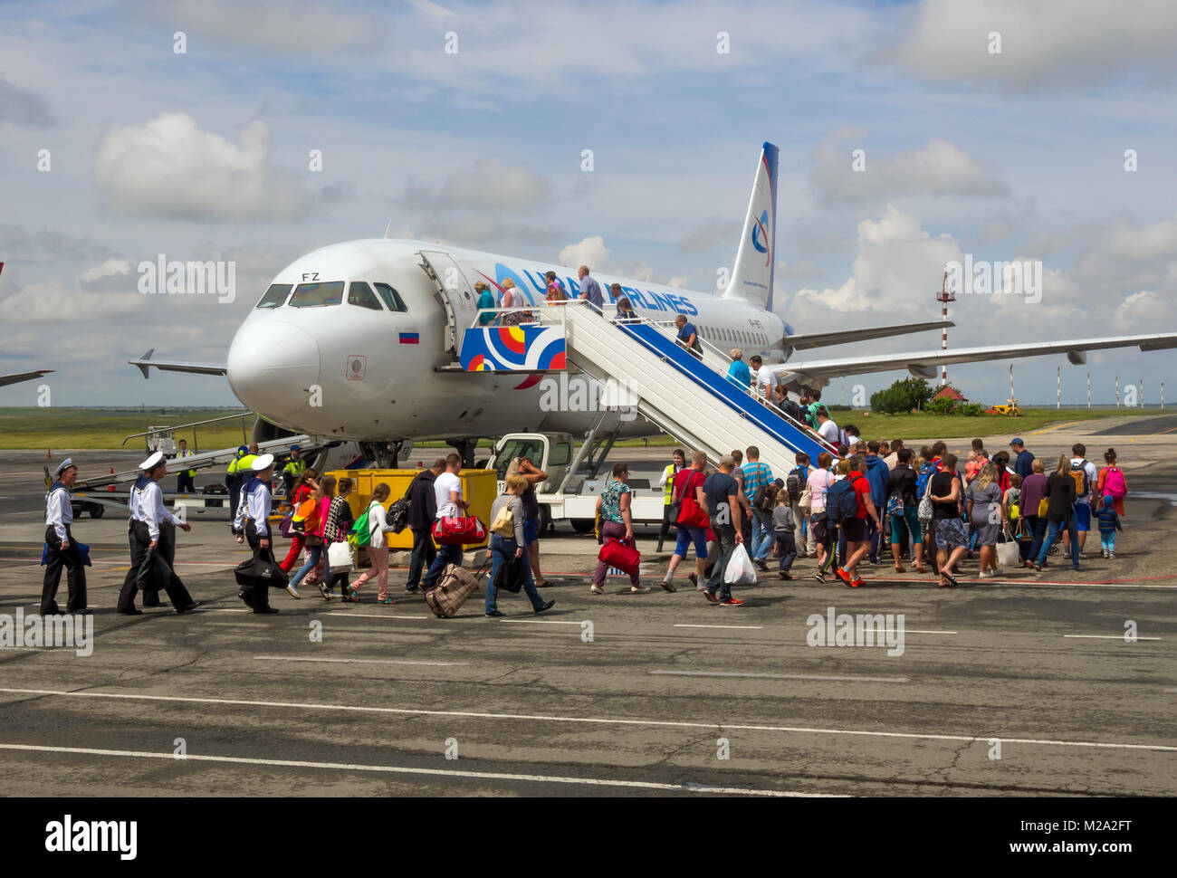 Simferopol, Russland - 15. Juni 2016: Passagiere gehen an Bord der Flugzeuge der Fluggesellschaft "Ural Airlines" für den Flugplatz Flughafen Simferopol, Krim Stockfoto
