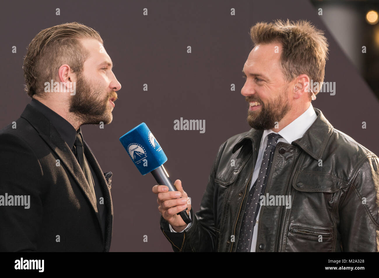 Jai Courtney im Interview mit Steven Gätjen auf dem Roten Teppich zur europapremiere von