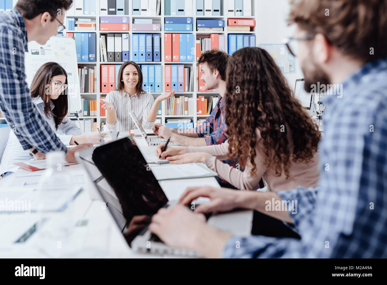 Young Business Team treffen im Büro und Brainstorming, sie diskutieren Strategien und Projekten zusammen: Startups und Teamarbeit Konzept Stockfoto