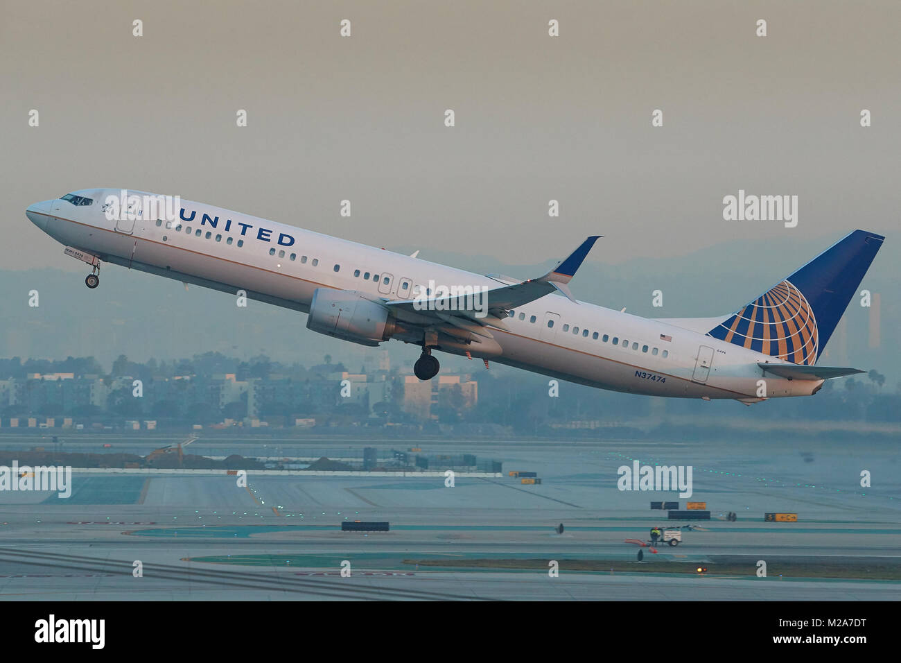 United Airlines Boeing 737-900vom Runway25 am internationalen Flughafen von  Los Angeles, Kalifornien, USA Stockfotografie - Alamy
