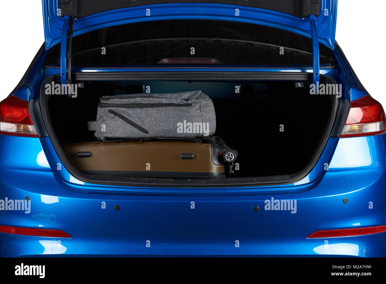 Koffer und Rucksack im modernen Kofferraum auf weißem Hintergrund Stockfoto