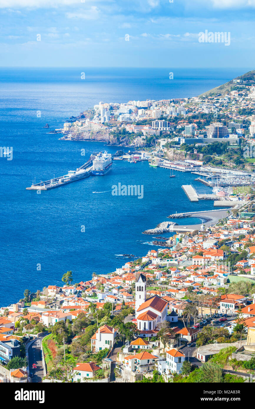 Madeira Portugal Madeira Blick auf Funchal, der Hauptstadt von Madeira über die Bucht und Hafen Altstadt Funchal Madeira Portugal Europa suchen Stockfoto