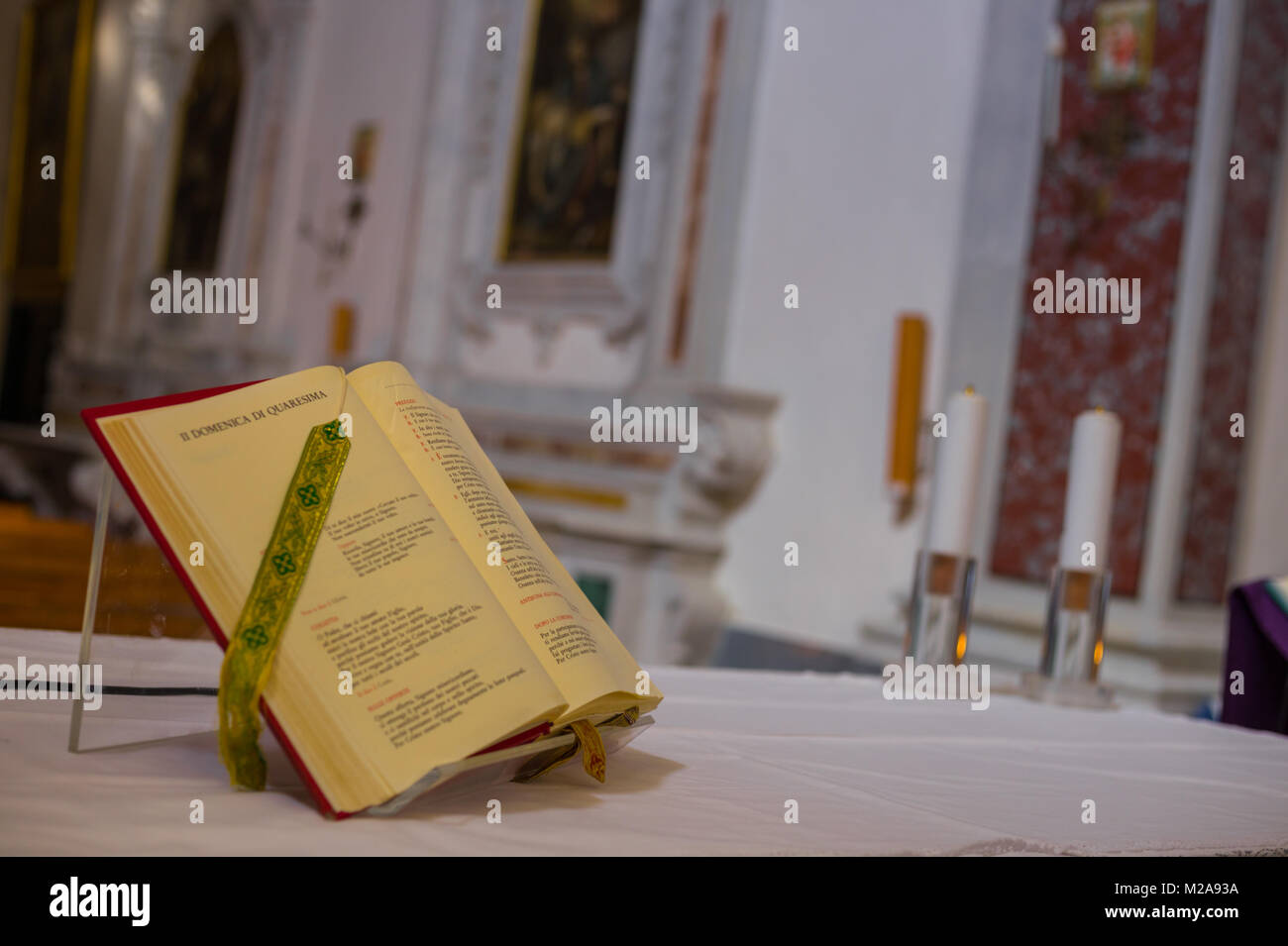 Amalfi, Kampanien, Italien, 12. März 2017. Heiliger Ort Text auf dem Altar der Kirche von Ravello Aufdecken der Worte des Herrn. Stockfoto