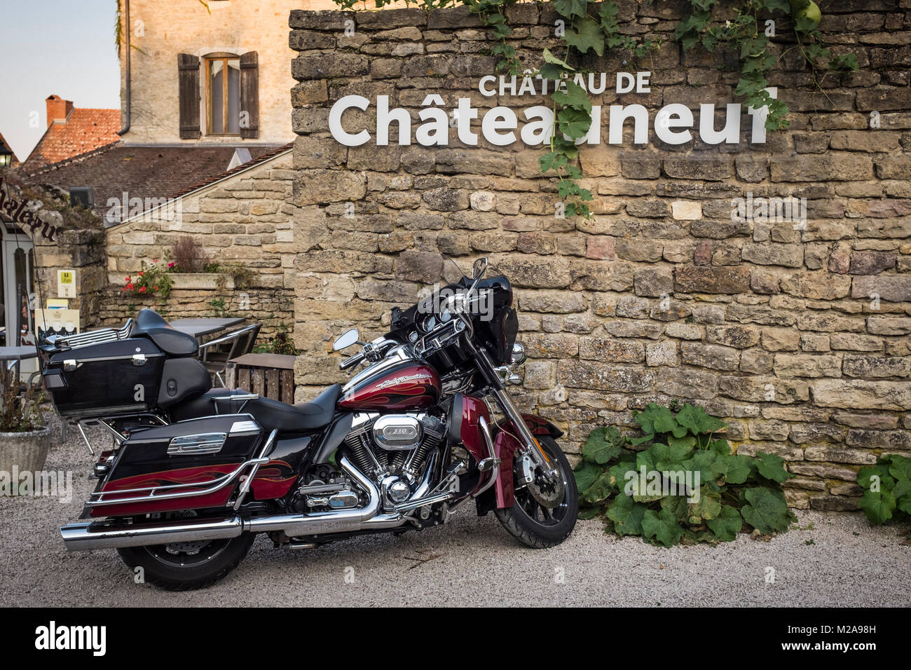 Harley Davidson 110 durch das Zeichen des mittelalterlichen Dorfes von Chateauneuf en Auxois, Cote d'Or, Boourgonge Franche Comte, Frankreich geparkt Stockfoto
