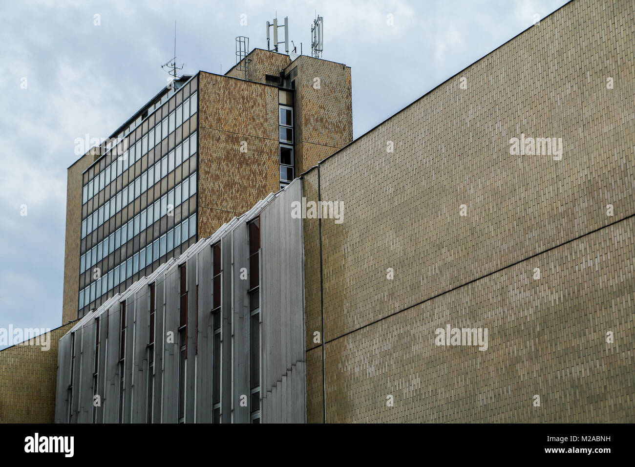 Ein Bild von einem alten kommunistischen Hotel. Es ist eine Illustration der brutalist Architecture der Vergangenheit an. Stockfoto