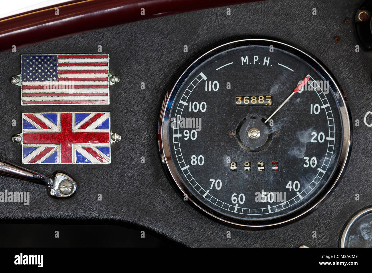 Amerikanische Sternenbanner mit der Union Flag auf dem Armaturenbrett des Bentley 4,5 Le Mans bei Formel Vintage meeting 2017, Snetterton, Norfolk, Großbritannien. Stockfoto