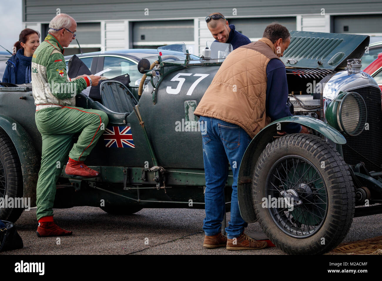 Das Team von Chris Gast 1930 Bentley 4,5 Le Mans im Fahrerlager vorbereiten an der Formel Vintage meeting 2017, Snetterton, Norfolk, Großbritannien. Stockfoto