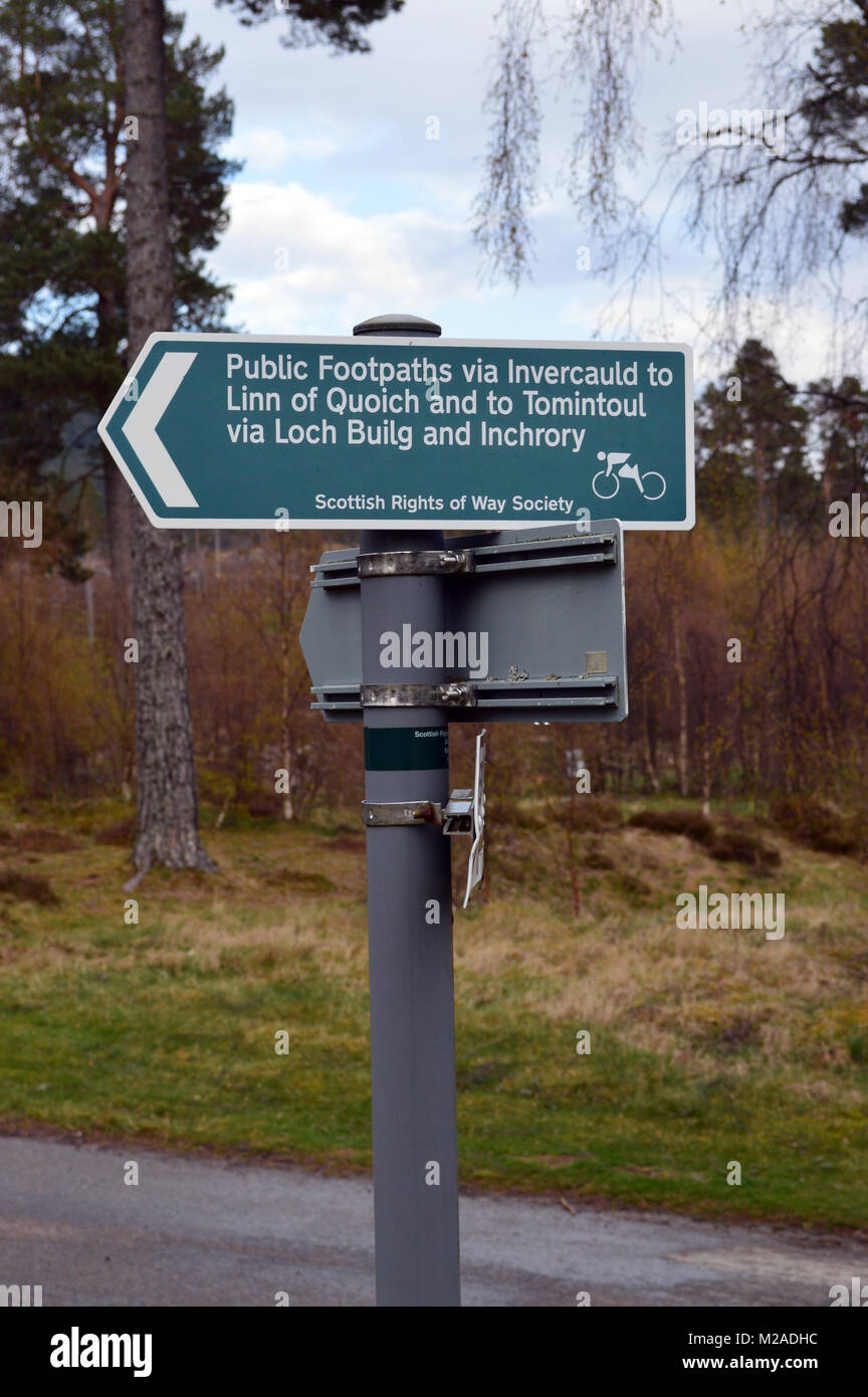 Metall Wegweiser Invercauld, Linn von Quoich, Tomintoul, Loch Builg und Inchrory auf dem Weg zur schottischen Berge Corbetts Culardoch & Carn Liath. Stockfoto