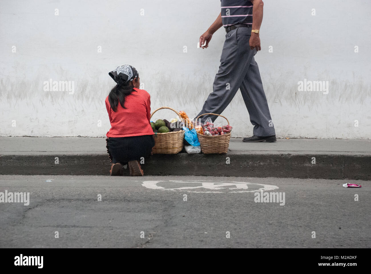 Ein Mann hinter einem weiblichen Street Hersteller auf dem Bürgersteig in Pereira, Kolumbien Stockfoto