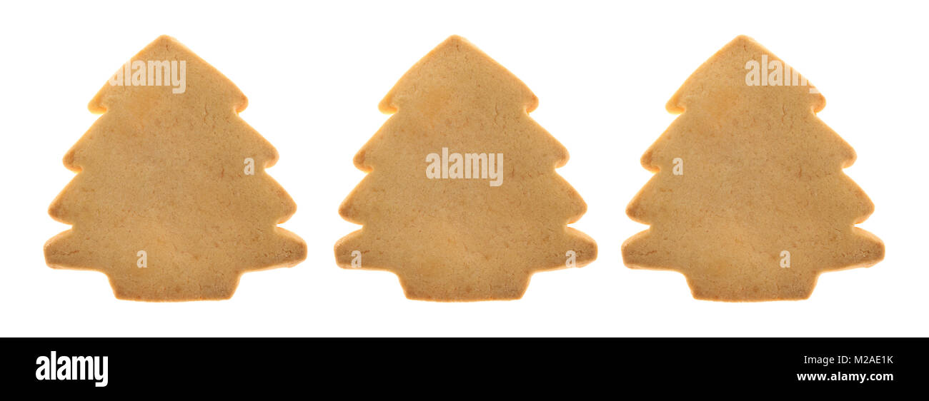 Drei Baum geformt Weihnachtsplätzchen in einer Reihe auf einem weißen Hintergrund. Stockfoto