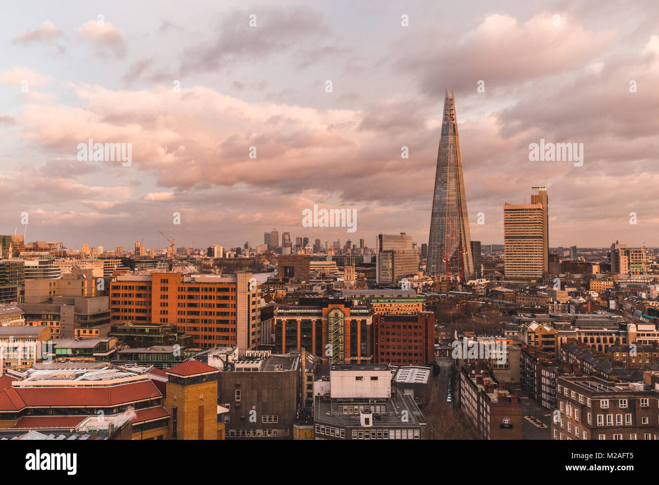 Die moderne Skyline von London mit shard Gebäude am Horizont bei Sonnenuntergang auf bewölkten Tag Stockfoto