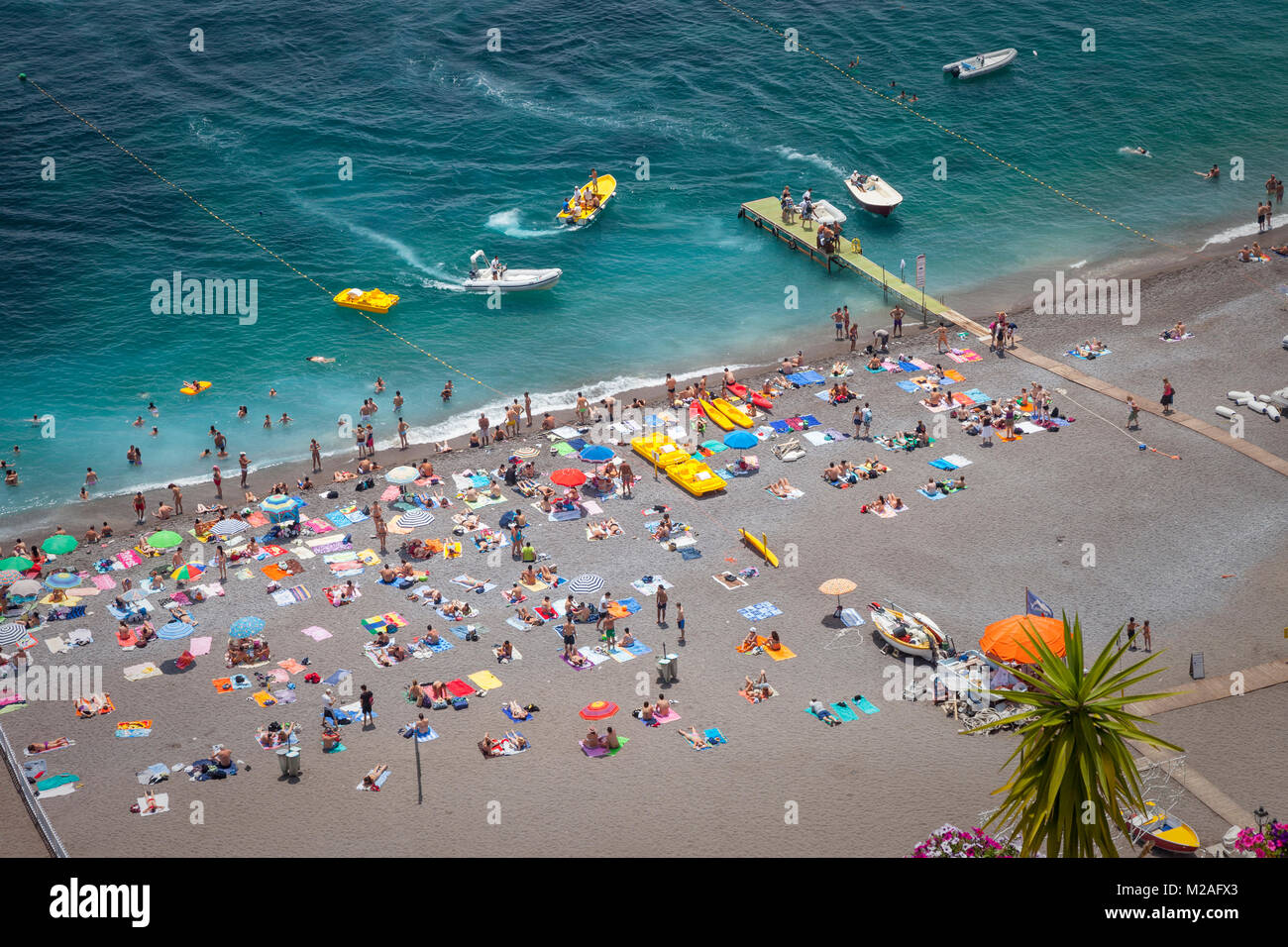 Bunte beach Szene in Positano - entlang der Küste von Amalfi, Kampanien Italien Stockfoto