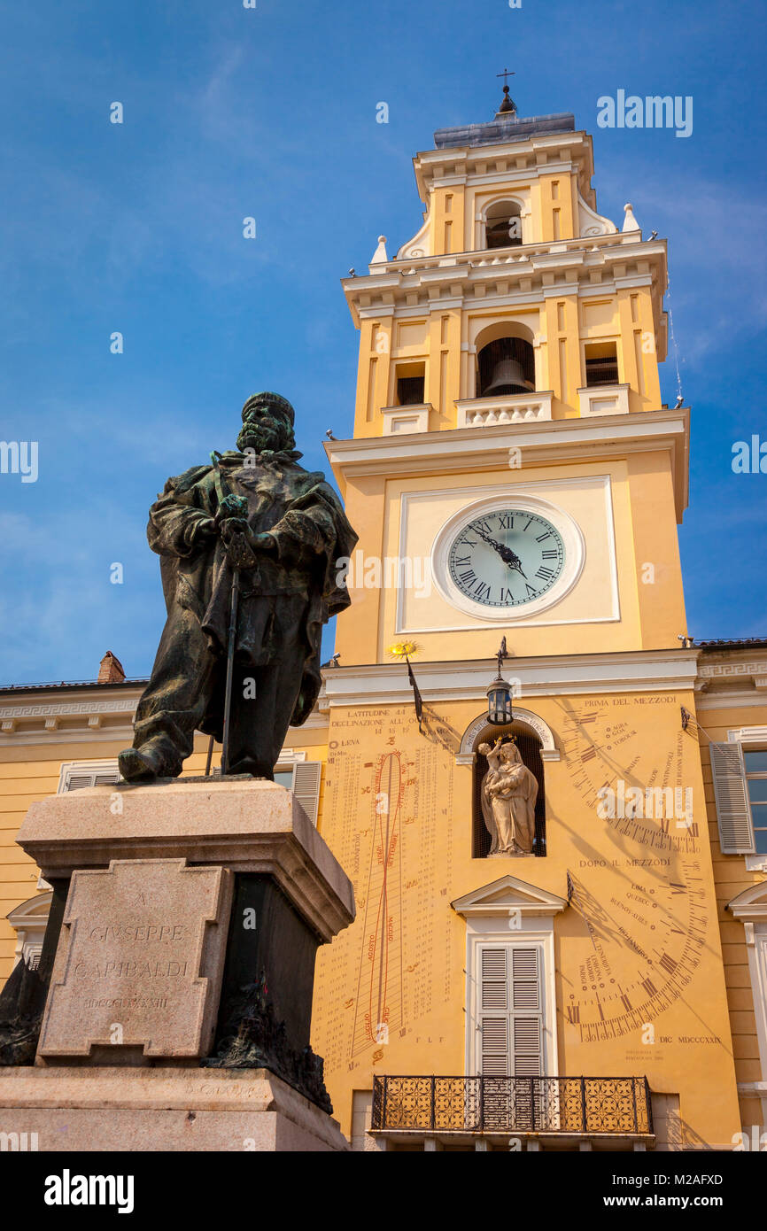 Statue von Giuseppe Garibaldi und astronomische Uhr in Piazza Garibaldi, Parma Emilia-Romagna Italien Stockfoto