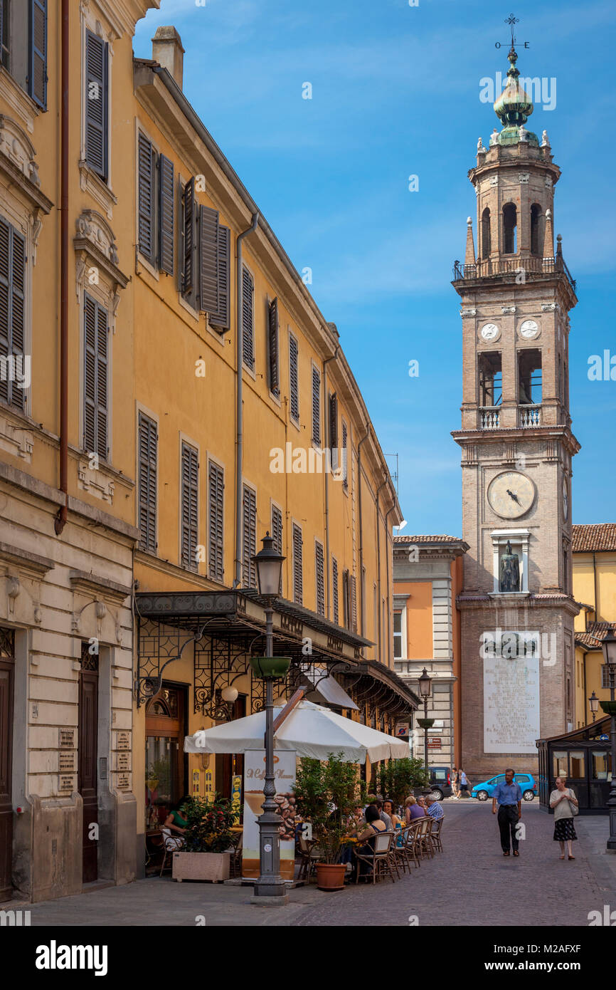 Blick entlang der Via Cavour und Kirchturm von Convento di San Paolo in Parma, Emilia-Romagna Italien Stockfoto