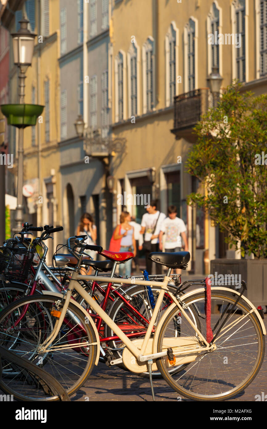 Fahrräder entlang der Via Carlo Pisacane, Parma, Emilia-Romagna, Italien geparkt Stockfoto