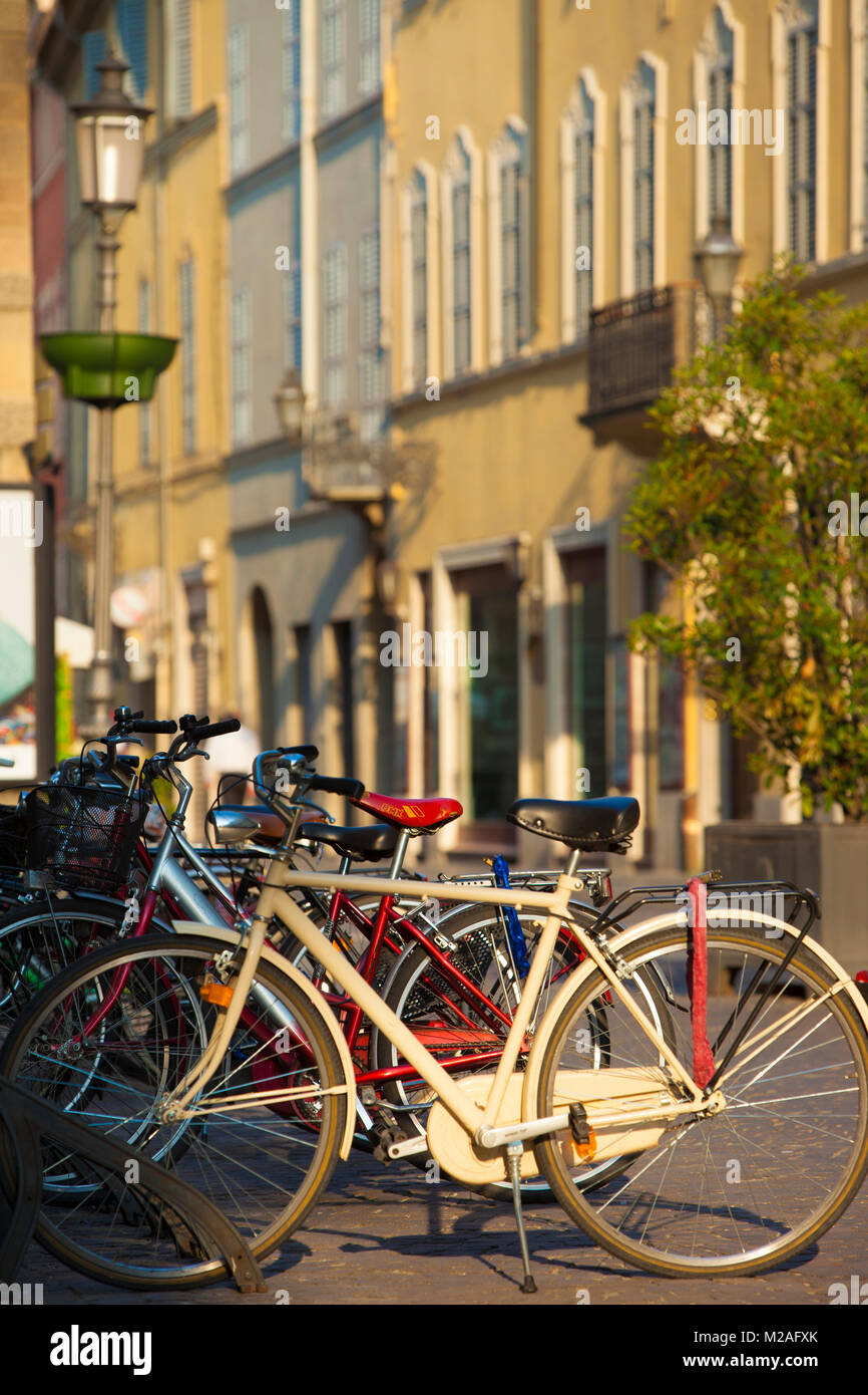 Fahrräder entlang der Via Carlo Pisacane, Parma, Emilia-Romagna, Italien geparkt Stockfoto