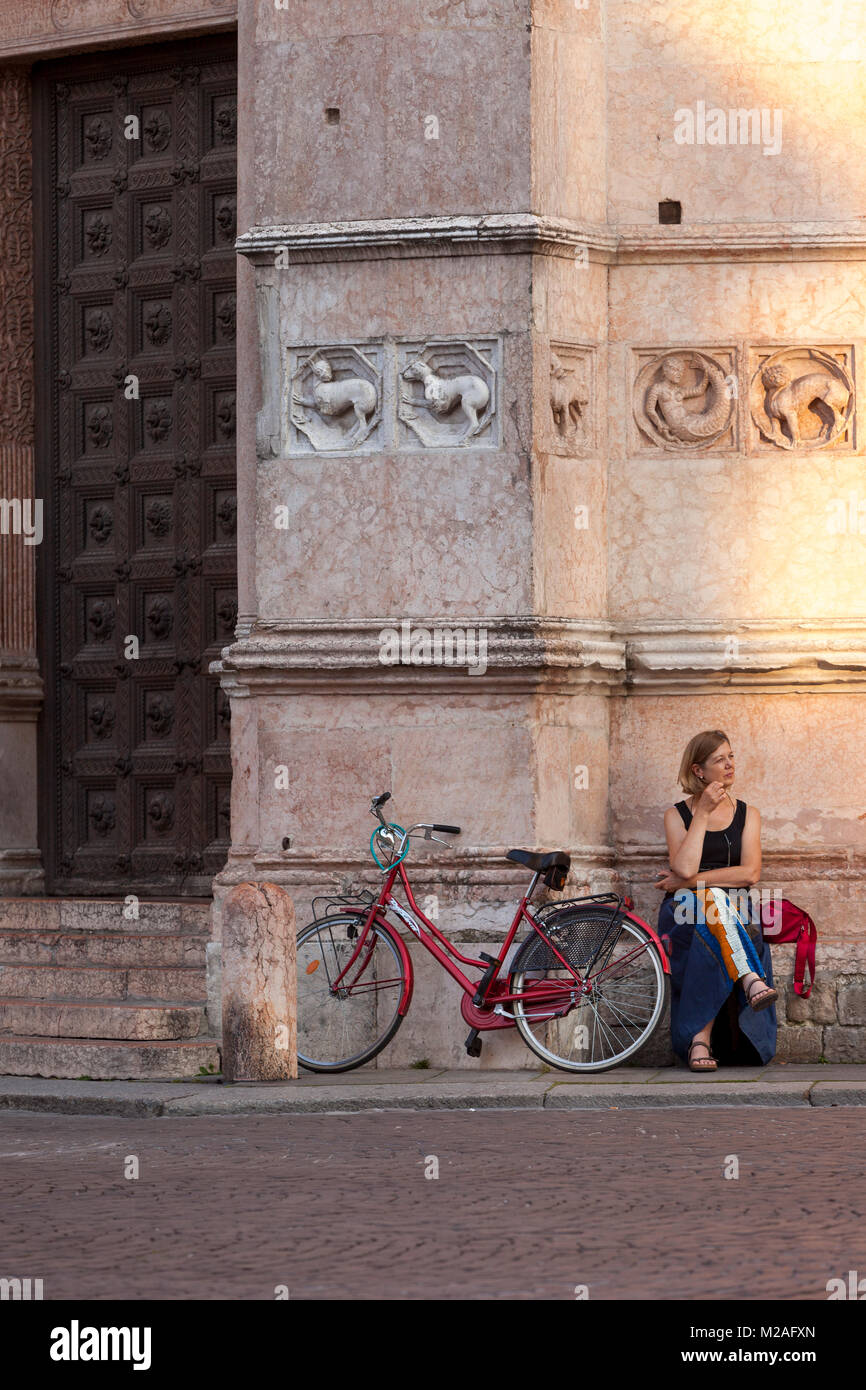 Frau entspannen am Battistero, Parma, Emilia-Romagna, Italien Stockfoto