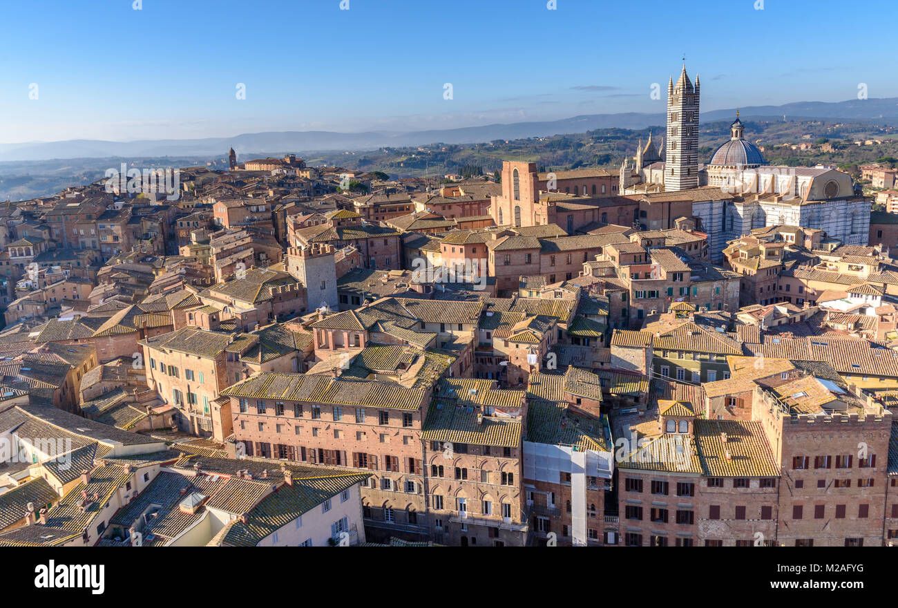 Luftaufnahme von Siena und der Kathedrale (Duomo), Toskana, Italien Stockfoto