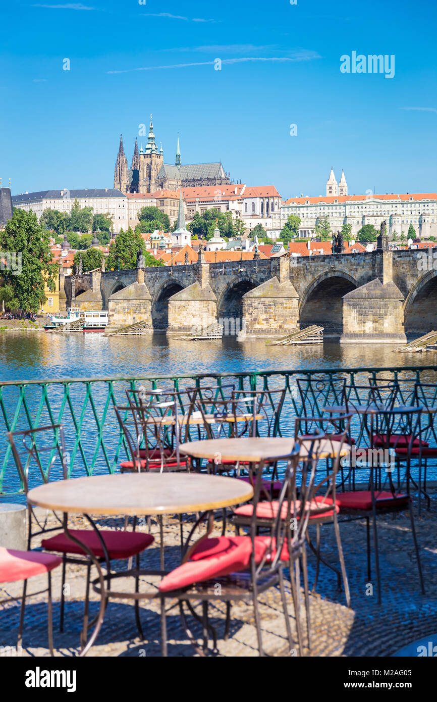 Die Karlsbrücke und die Prager Burg anzeigen Stockfoto