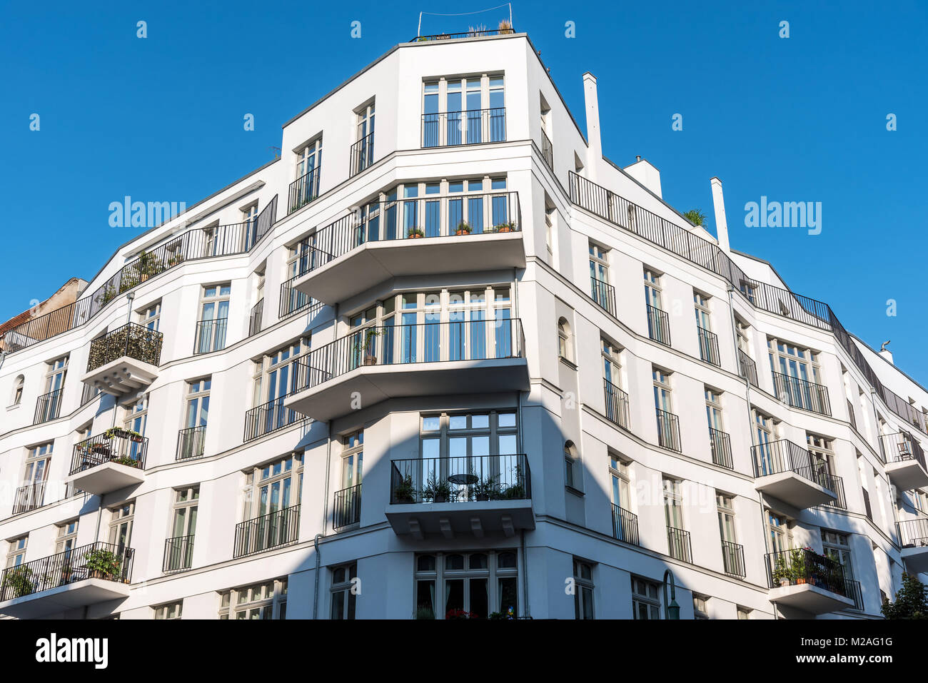 Neues weißes Appartementhaus gesehen in Berlin, Deutschland Stockfoto