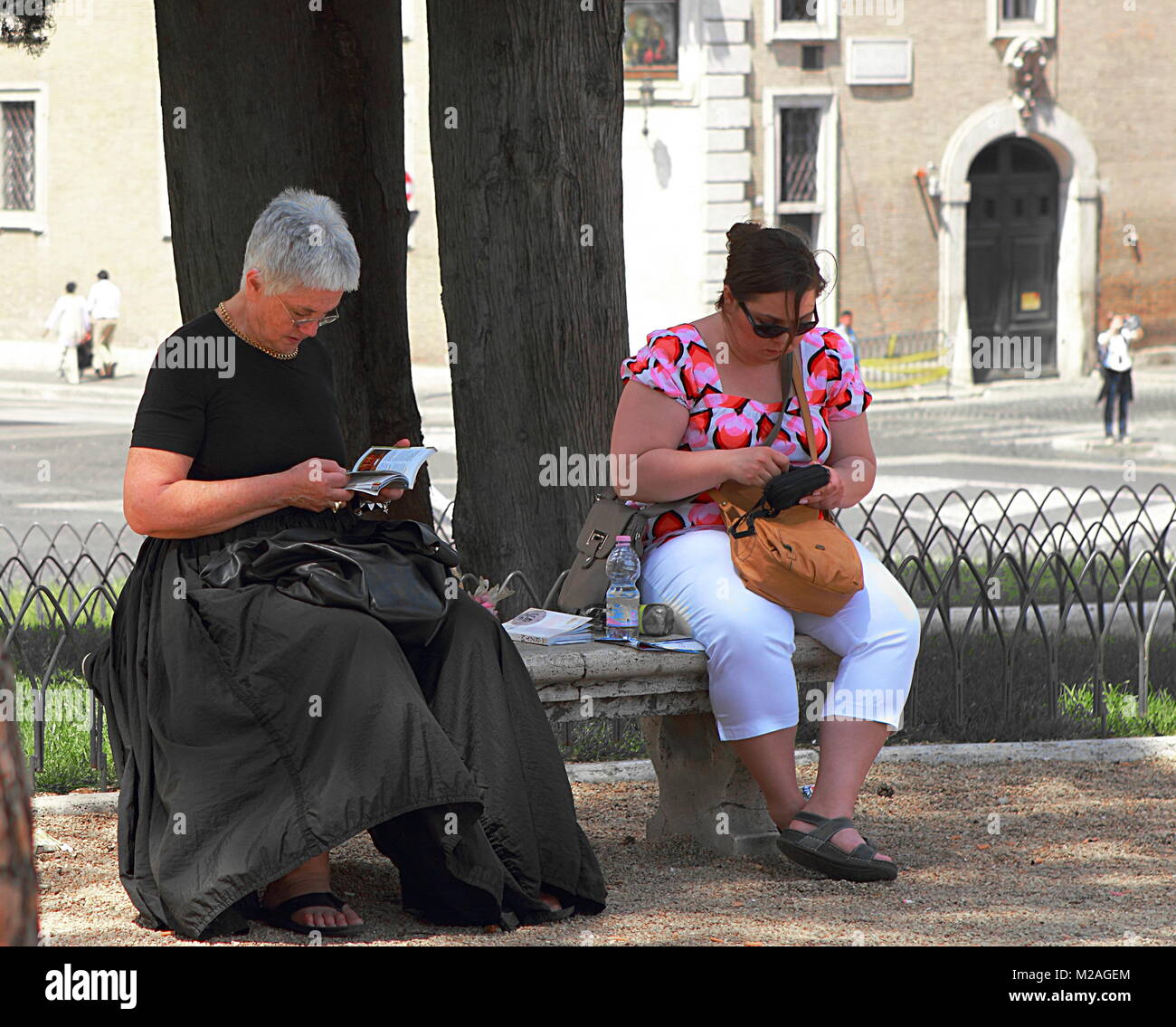 Rom, Italien, 15. Mai 2012: Zwei weibliche Touristen eine Pause auf einer Bank in Rom, Italien Stockfoto