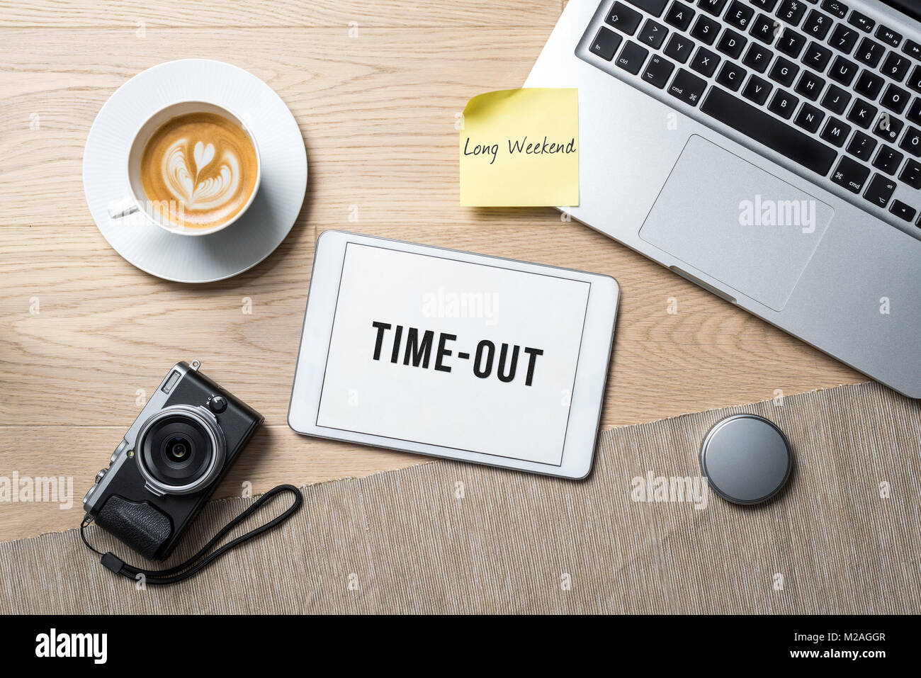 Time-out langes Wochenende Schriften auf Tablet mit Kamera, Kaffeebecher  und Laptop liegt auf Fotografie Büro Schreibtisch als Flach Stockfotografie  - Alamy