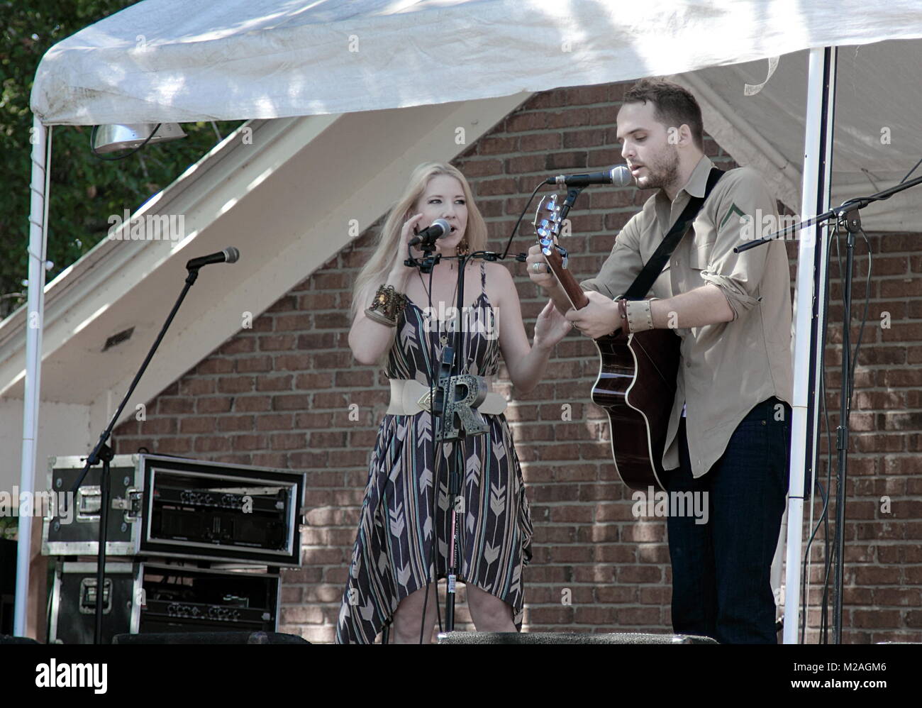 Jacksonville, Florida - November 9, 2013: Folk Duett auf Acoustic Music Festival in Florida. Stockfoto