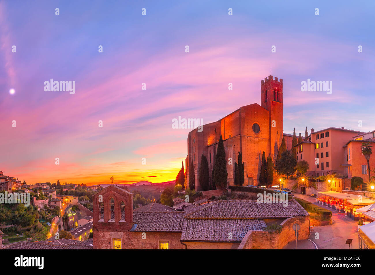 Basilika San Domenico bei Sonnenuntergang, Siena, Italien Stockfoto