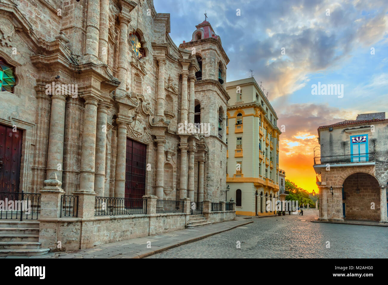 Orange Sonnenuntergang am Platz der Kathedrale von Havanna oder die Kathedrale von St. Christopher gebaut aus Steinen im Stil des kolonialen Barock, liegt Stockfoto